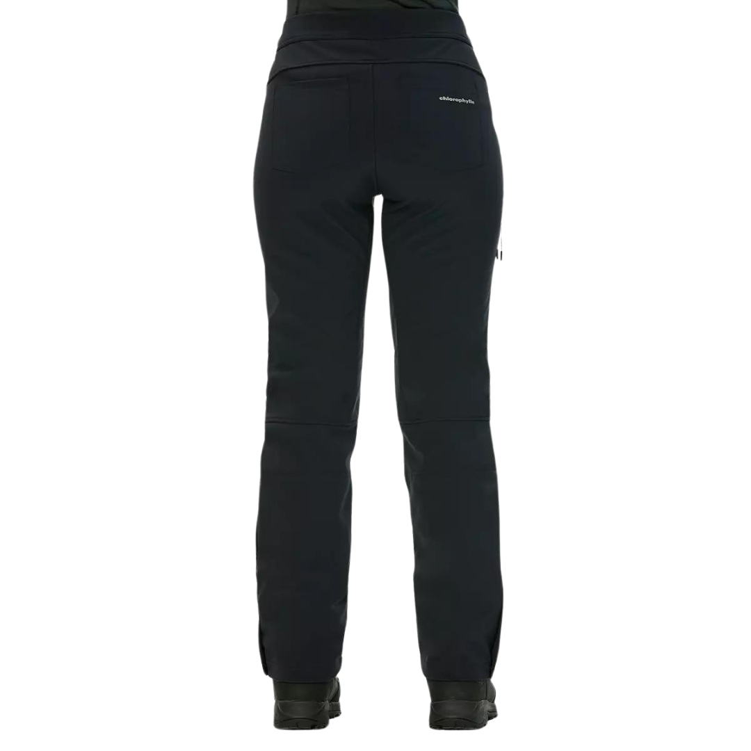 PANTALON DOUBLÉ EN SOFTSHELL CHLOROPHYLLE GAIA POUR FEMME couleur noir pur vu du pantalon noir porté par une femme vue de la taille aux pieds de dos