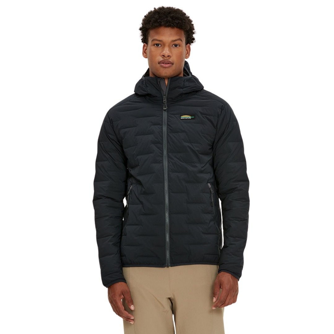 MANTEAU ISOLÉ LÉGER EN DUVET CHLOROPHYLLE TERFA POUR HOMME couleur noir pur vu du manteau noir matelassé porté par un homme vu de la tête aux cuisses de face