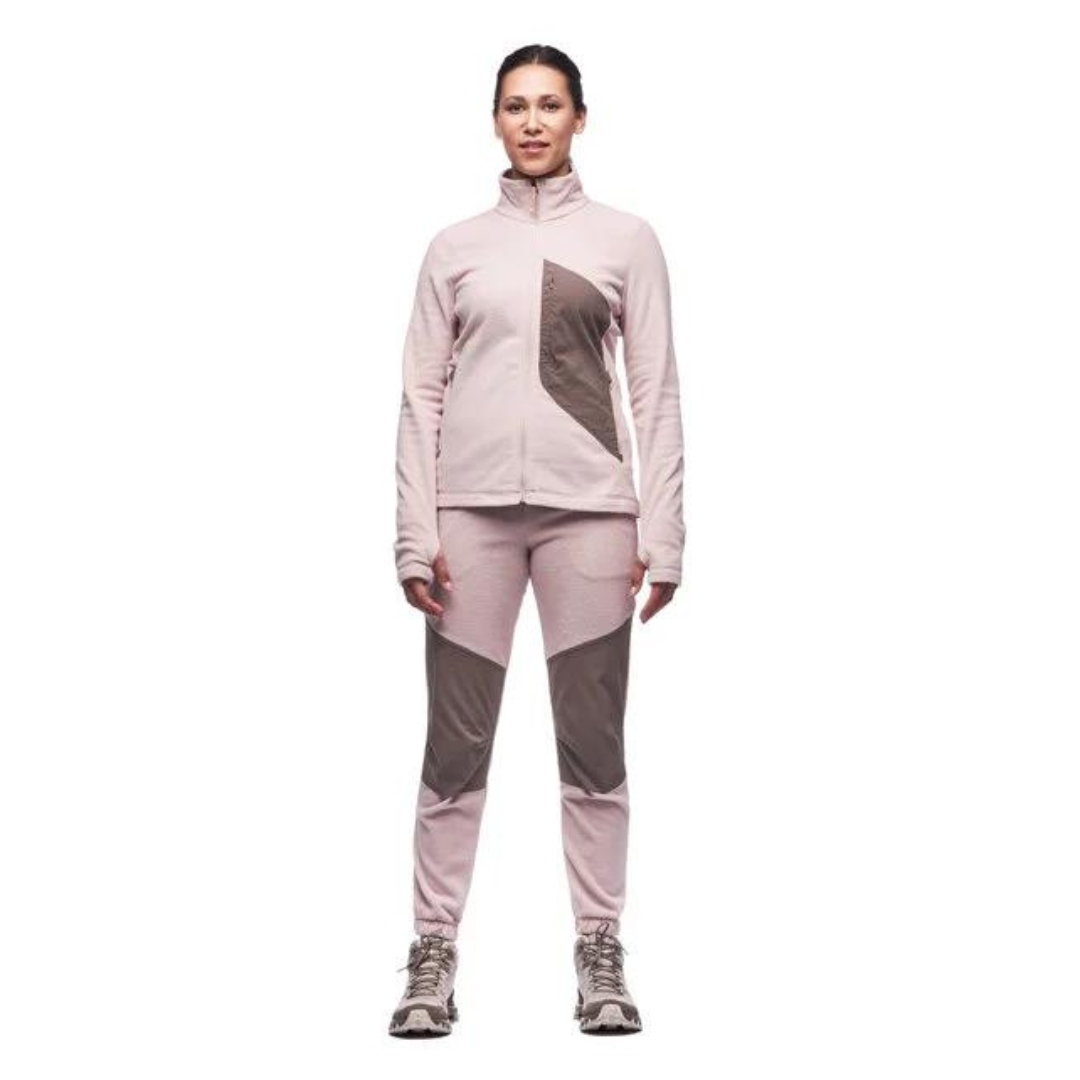 CHANDAIL EN LAINE POLAIRE PLEIN ZIP INDYEVA COMODO POUR FEMME COULEUR ROSE GOLD VU DU CHANDAIL ROSE PALE AVEC DÉTAILS PLUS FONCÉ PORTÉ PAR UNE FEMME VU DE LA TÊTE AUX PIEDS DE PROFIL FACE