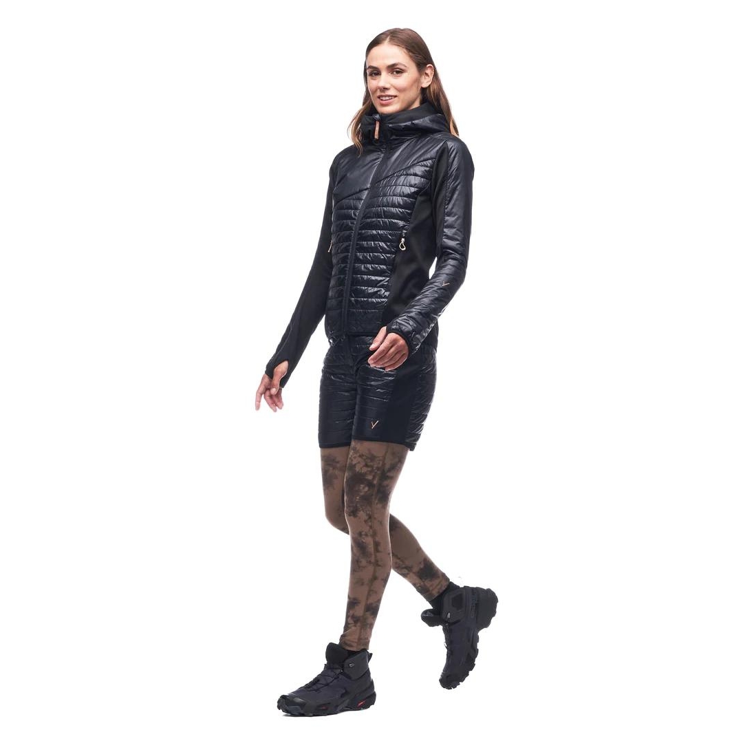 SHORT ISOLÉ INDYEVA BOON POUR FEMME couleur black vu du short noir porté par une femme vue de la tête aux pieds de profil avant gauche