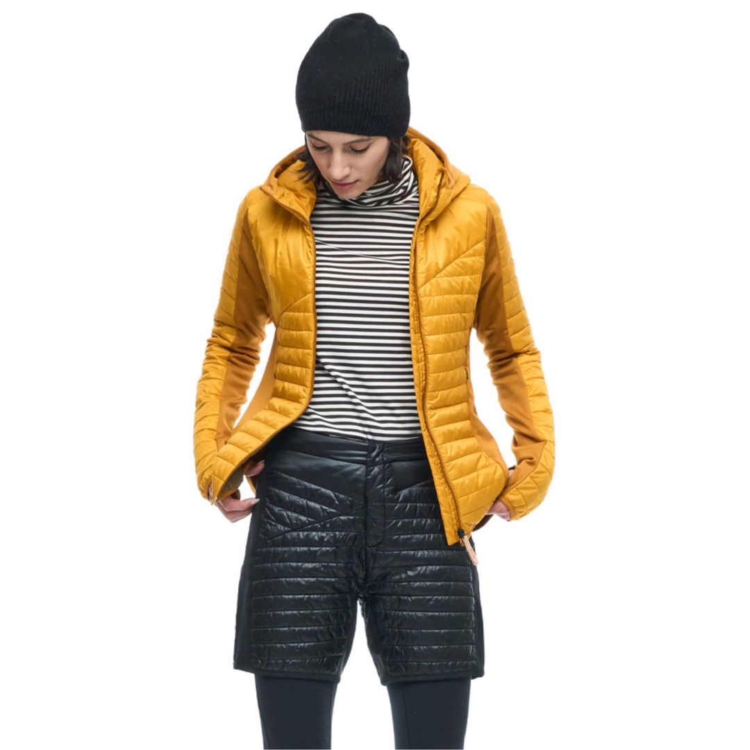 SHORT ISOLÉ INDYEVA BOON POUR FEMME couleur black vu du short noir porté par une femme vue de la tête aux cuisses de face