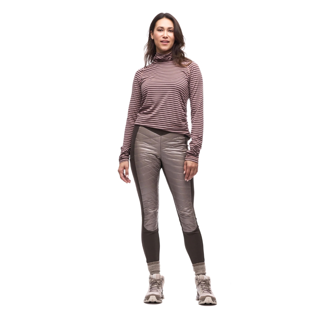 PANTALON ISOLÉ DE RANDONNÉE INDYEVA BOON PANT POUR FEMME couleur PEPPERCORN/MOCHA CB vu du pantalon rose argenté et brun porté par une femme vue de la tête aux pieds de face