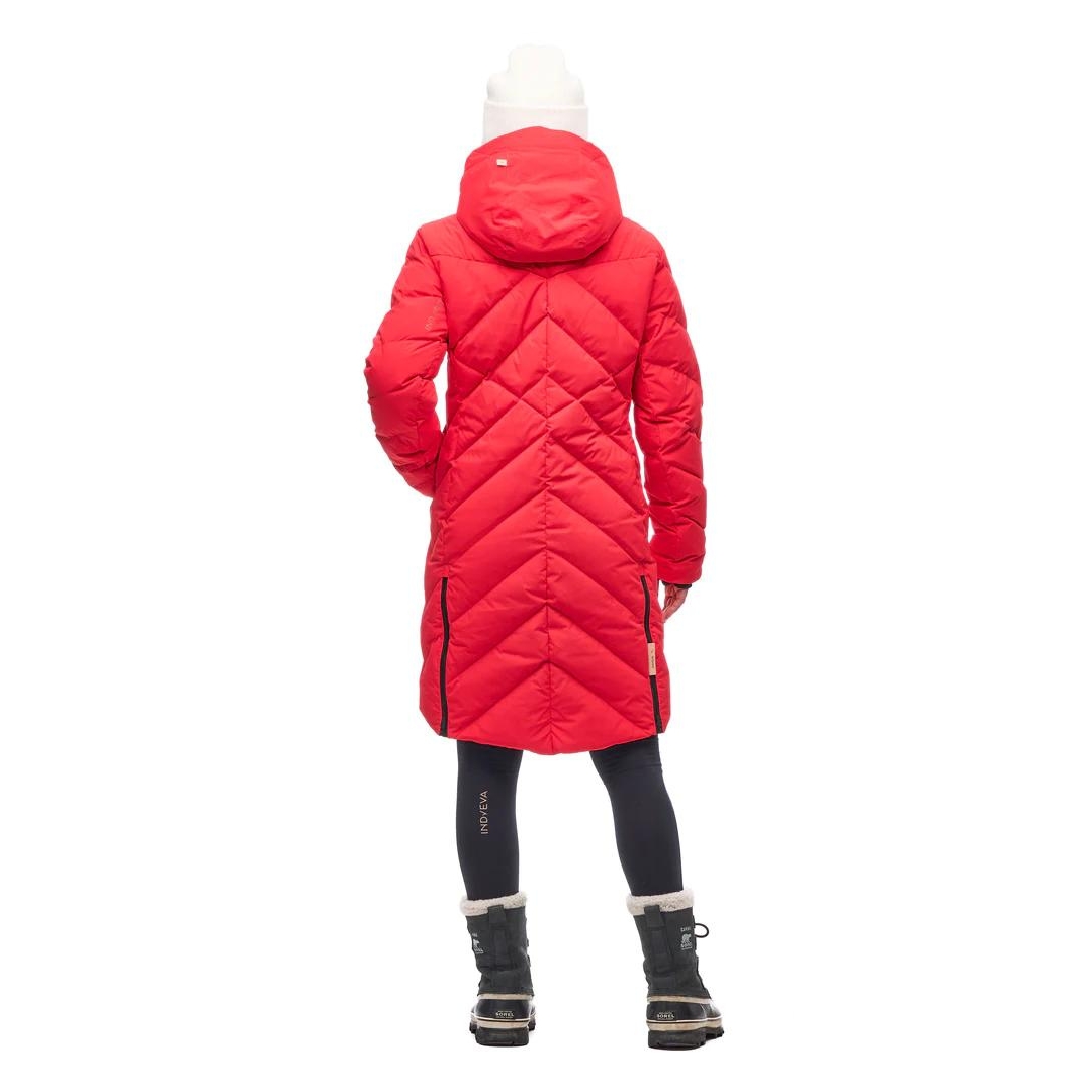 PARKA ISOLÉ EN DUVET INDYEVA LEGGERO POUR FEMME couleur GRENADINE vu du manteau rouge éclatant porté par une femme vue de dos