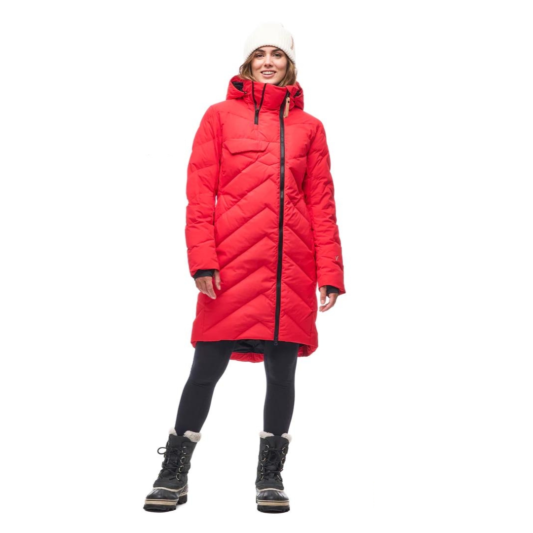 PARKA ISOLÉ EN DUVET INDYEVA LEGGERO POUR FEMME couleur GRENADINE vu du manteau rouge éclatant porté par une femme vue de la tête aux pieds de face