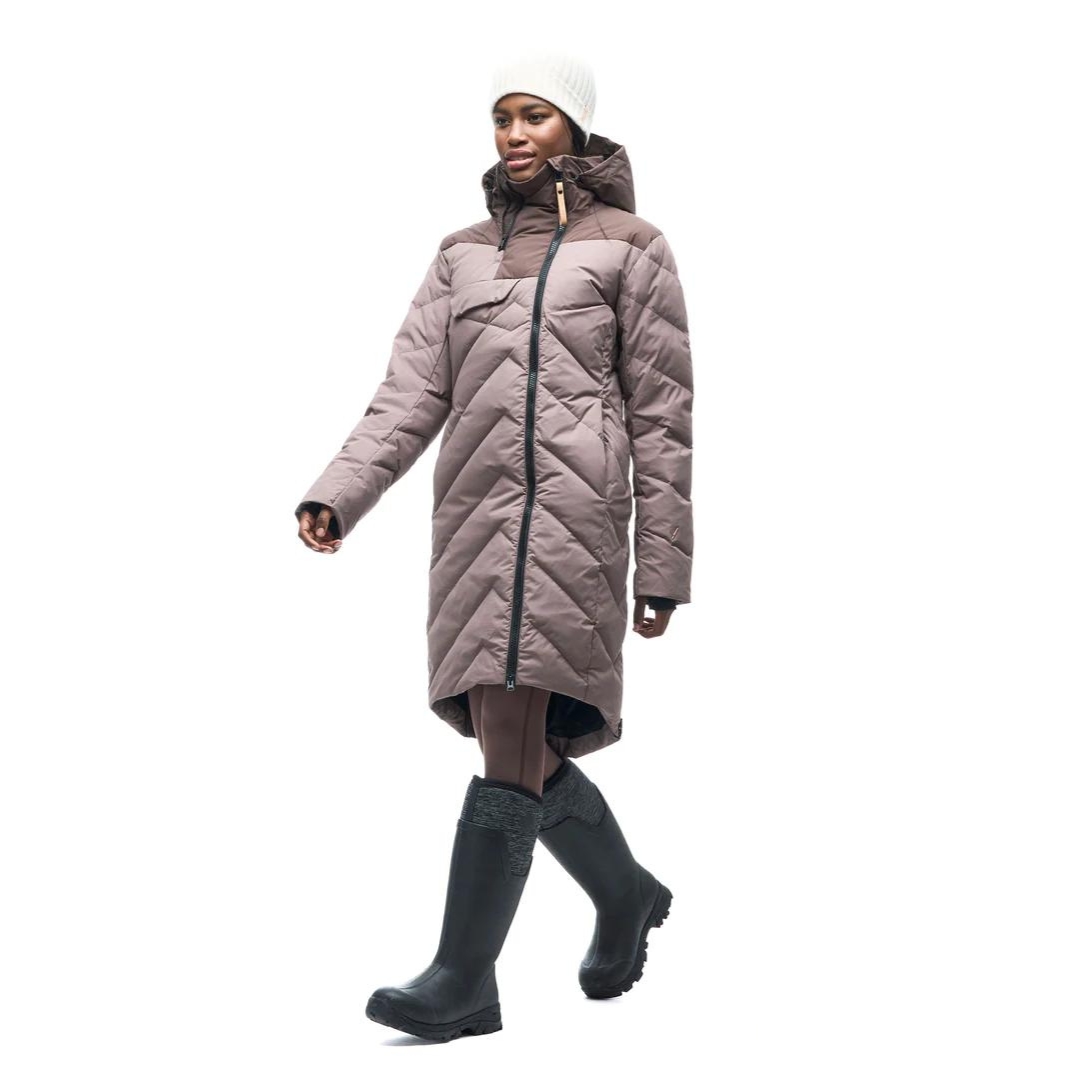 PARKA ISOLÉ EN DUVET INDYEVA LEGGERO POUR FEMME couleur Muddy/Peppercorn Cb vu du manteau brun foncé et brun pale porté par une femme vvue de la tête aux pieds de profil avant gauche