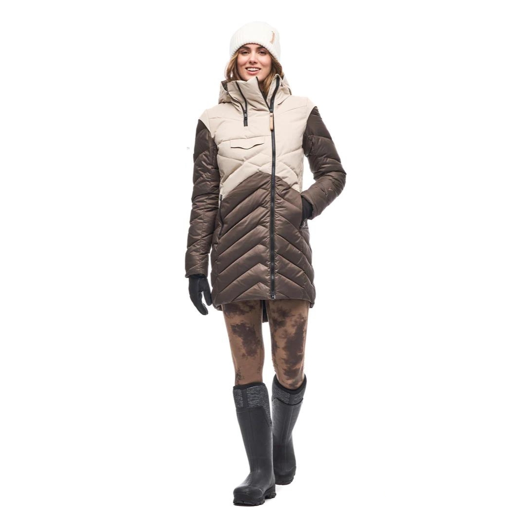 PARKA ISOLÉ EN DUVET INDYEVA AYABA MIX II POUR FEMME COULEUR Cord/Night Owl Cb VU DU PARKA MATELASSÉ BRUN LUSTRÉ ET CRÈME PORTÉ PAR UNE FEMME VUE DE LA TÊTE AUX PIEDS DE FACE UNE MAIN DANS LA POCHE LATÉRALE