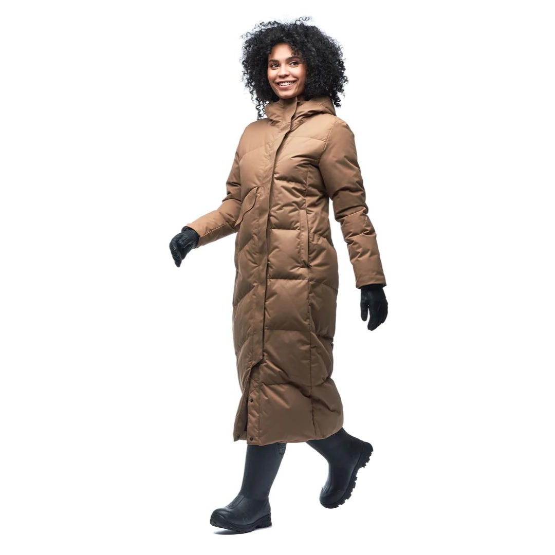 PARKA ISOLÉ EN DUVET INDYEVA AYABA LONG POUR FEMME couleur baileys vu du manteau long matelassé couleur brun porté par une femme vue de la tête aux pieds de profil avant gauche