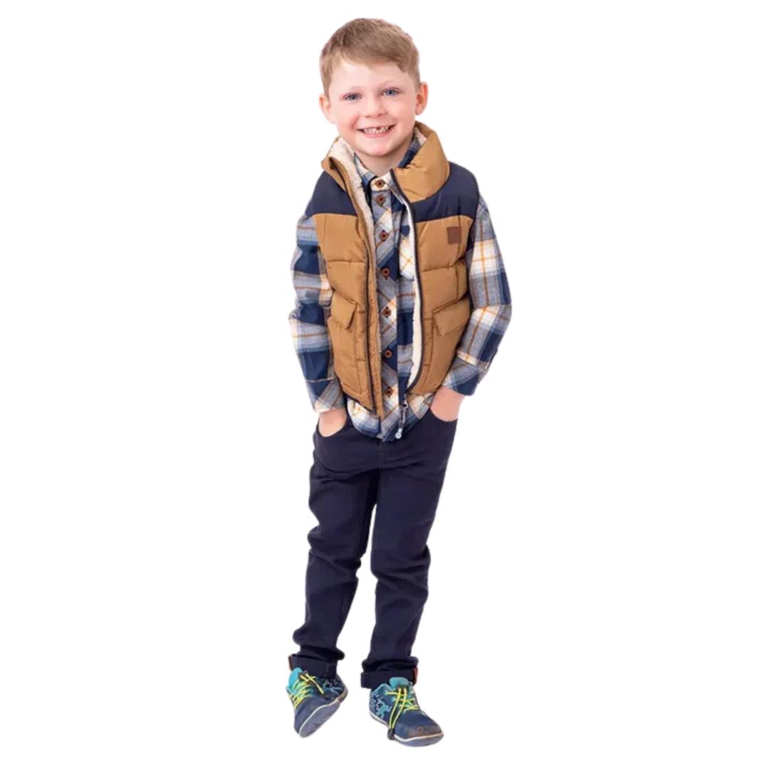 VESTE MATELASSÉE SANS MANCHES NANÖ POUR ENFANT couleur taupe vu de la veste matelassée brune et noire portée par un garçon vu de la tête aux pieds de face