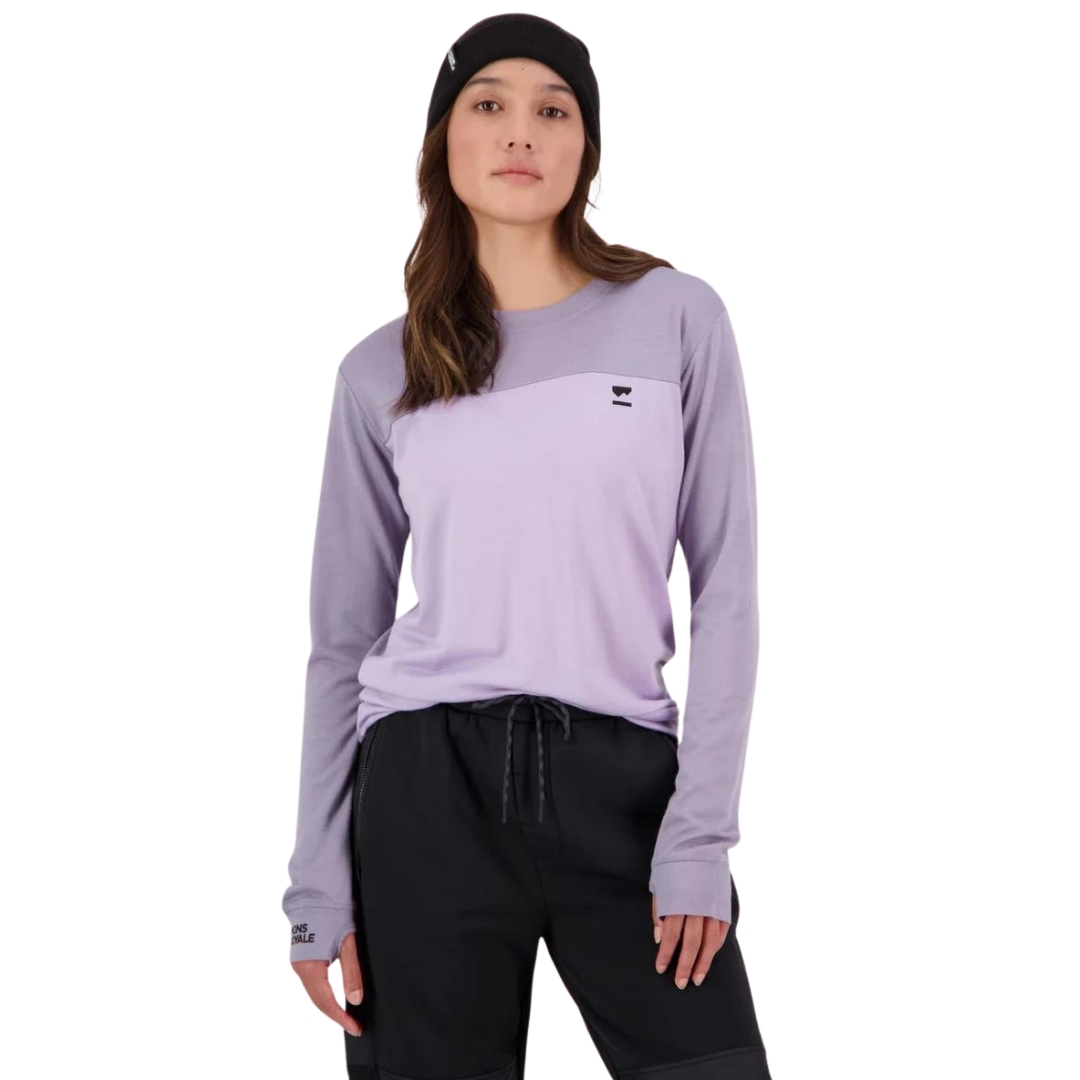 SOUS VÊTEMENT ISOLANT À MANCHES LONGUES MONS ROYALE YOTEI MERINO POUR FEMME couleur THISTLE CLOUD vu du chandail lilas pale et lilas foncé porté par une femme vue de la tête aux cuisses de face