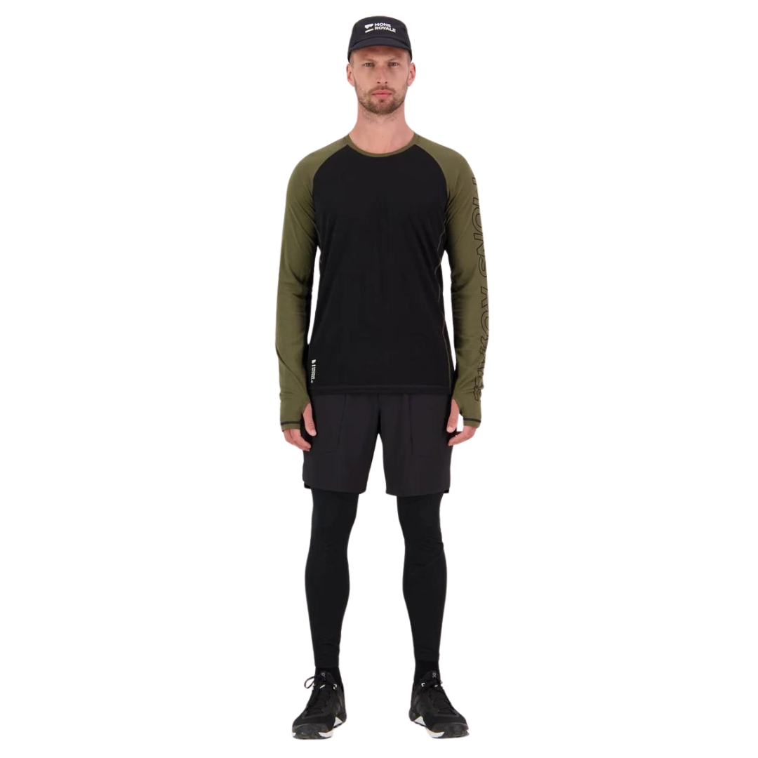 COUCHE DE BASE À MAnCHES LONGUES MONS ROYALE TEMPLE MERINO AIR-CON POUR HOMME couleur DARK OLIVE/BLACK vu du chandail manches longues vert olive et noir porté par un homme vu de la tête aux pieds de face