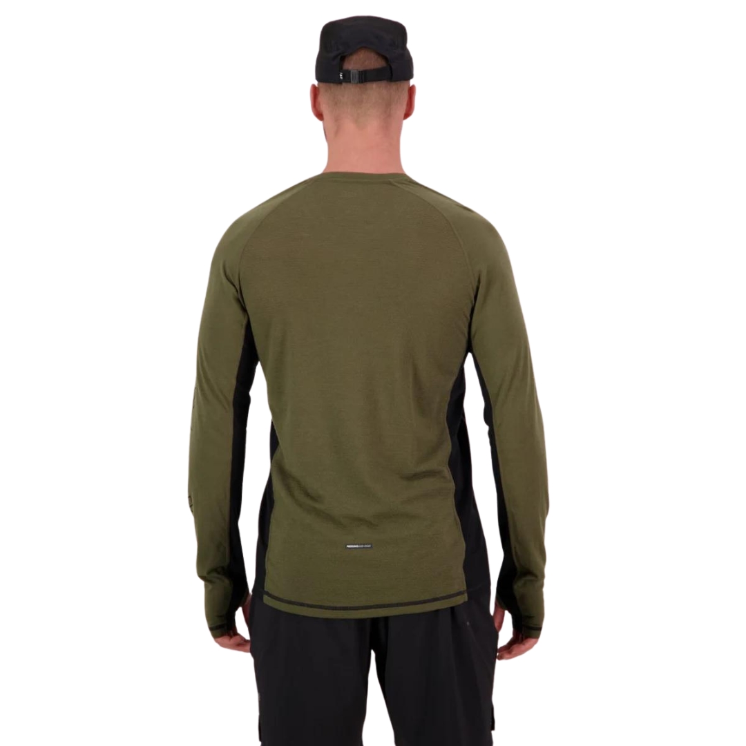 COUCHE DE BASE À MAnCHES LONGUES MONS ROYALE TEMPLE MERINO AIR-CON POUR HOMME couleur DARK OLIVE/BLACK vu du chandail manches longues vert olive et noir porté par un homme vu de la tête aux cuisses de dos