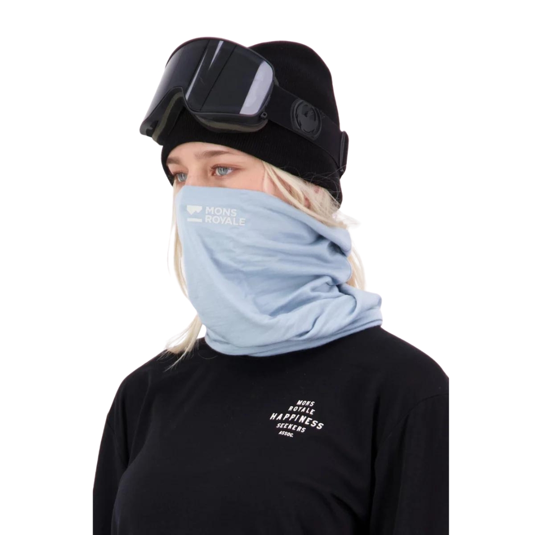 CACHE COU EN MÉRINO MONS ROYALE DOUBLE UP POUR ADULTE couleur BLUE SILT vu du cache cou bleu pale de face porté par une femme vue de profil avant gauche en gros plan sur le cache cou