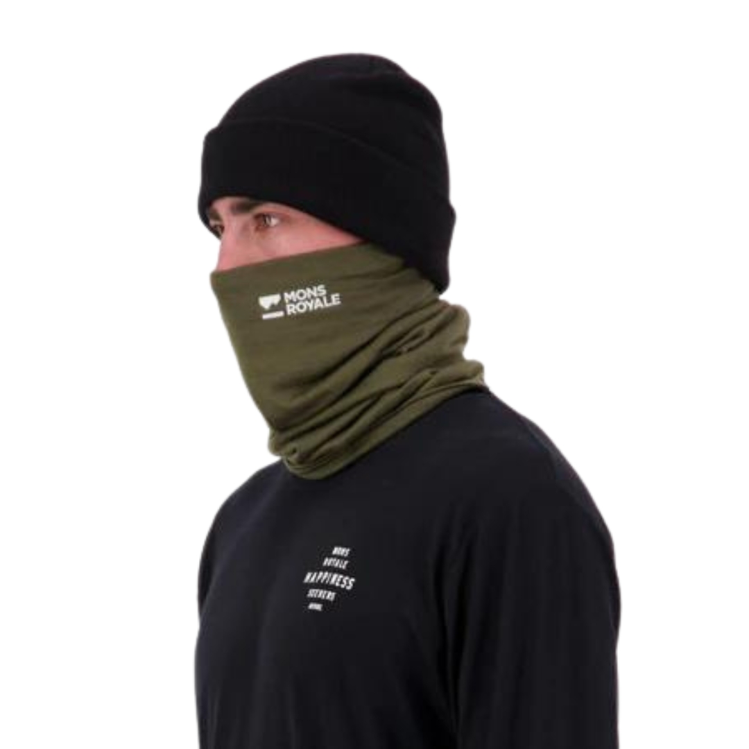 CACHE COU EN MÉRINO MONS ROYALE DOUBLE UP POUR ADULTE couleur dark olive vu du cache cou vert olive porté par un homme vu de profil avant gauche en gros plan sur le cache cou