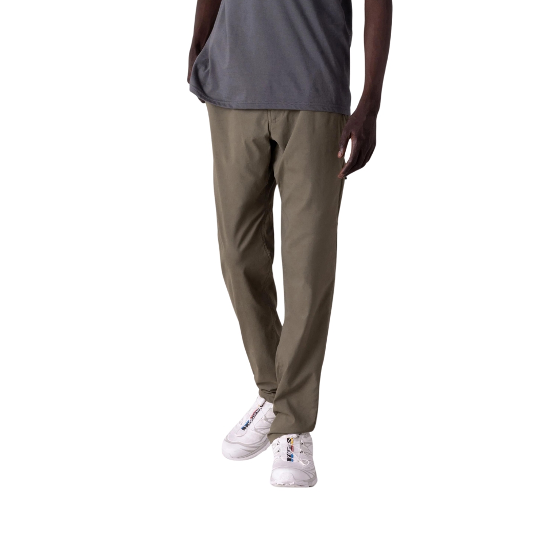 PANTALON DE PLEIN AIR 686 EVERYWHERE PANT POUR HOMME couleur dusty fatigue porté par un homme vu de la taille aux pieds de face