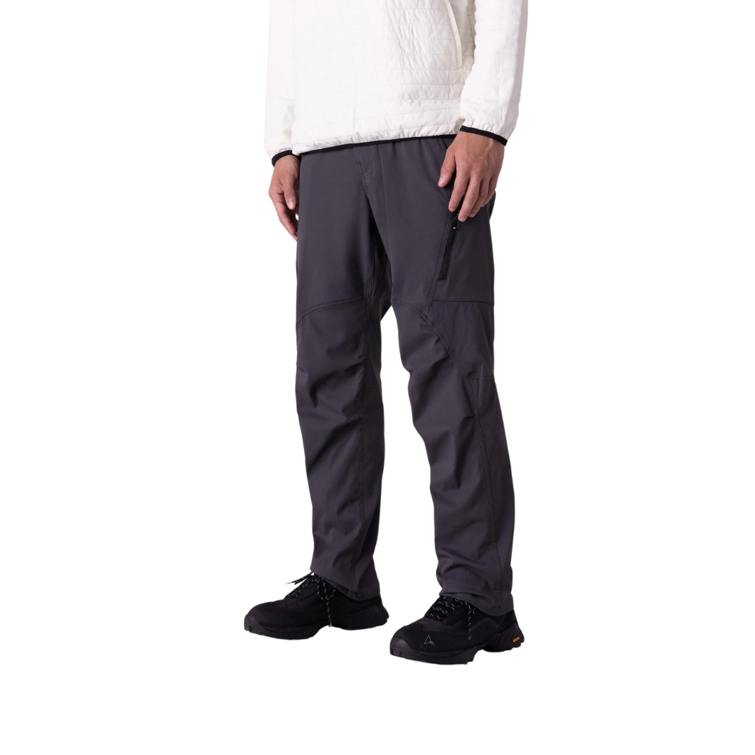 PANTALON DE PLEIN AIR 686 ANYTHING CARGO RELAXED FIT POUR HOMME couleur charcoal vu du pantalon gris foncé porté par un homme vu de la poitrine aux pieds de profil avant gauche