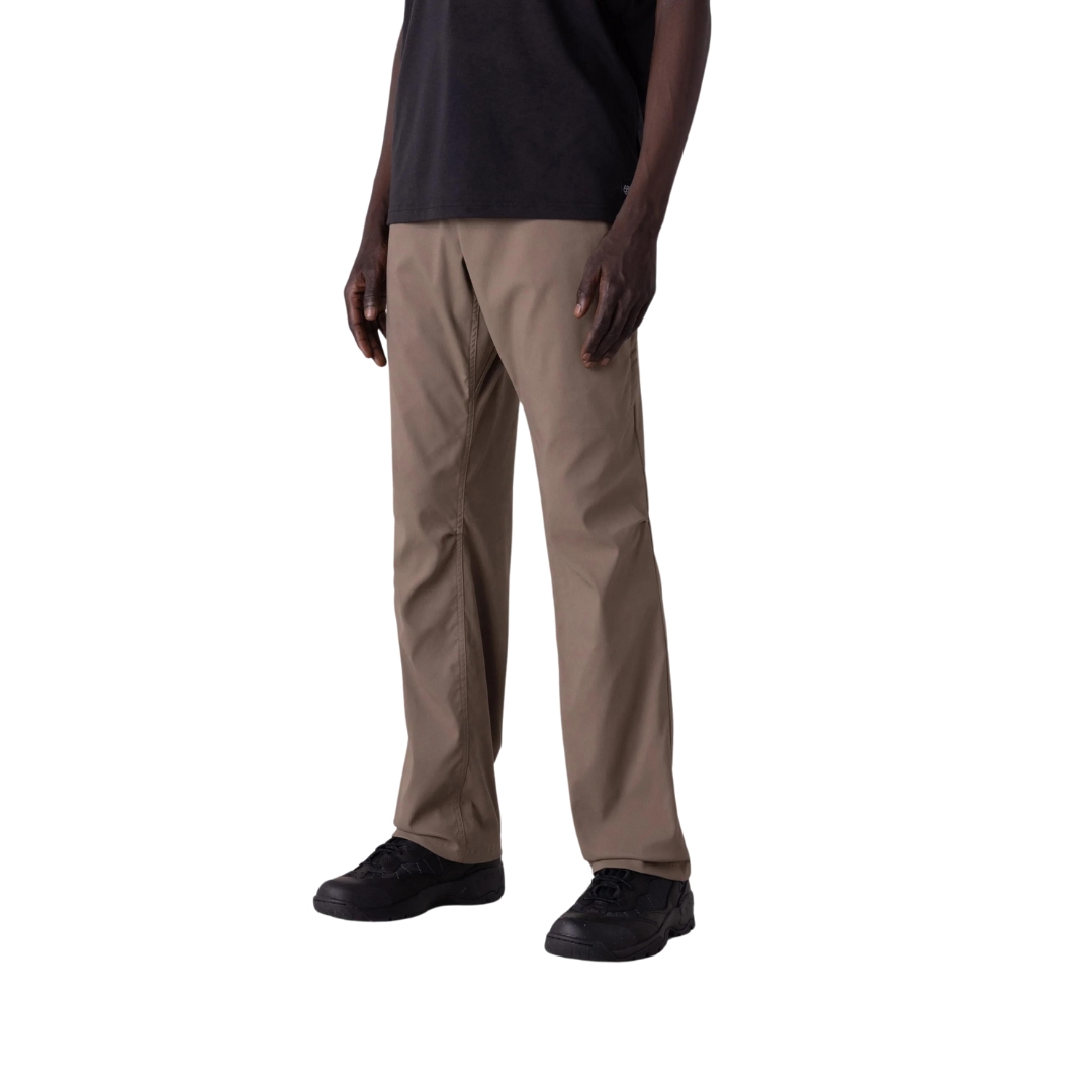 PANTALON DE PLEIN AIR 686 EVERYWHERE POUR HOMME couleur tobacco vu du pantalon brun sable porté par un homme vu de la taille aux pieds de profil avant gauche