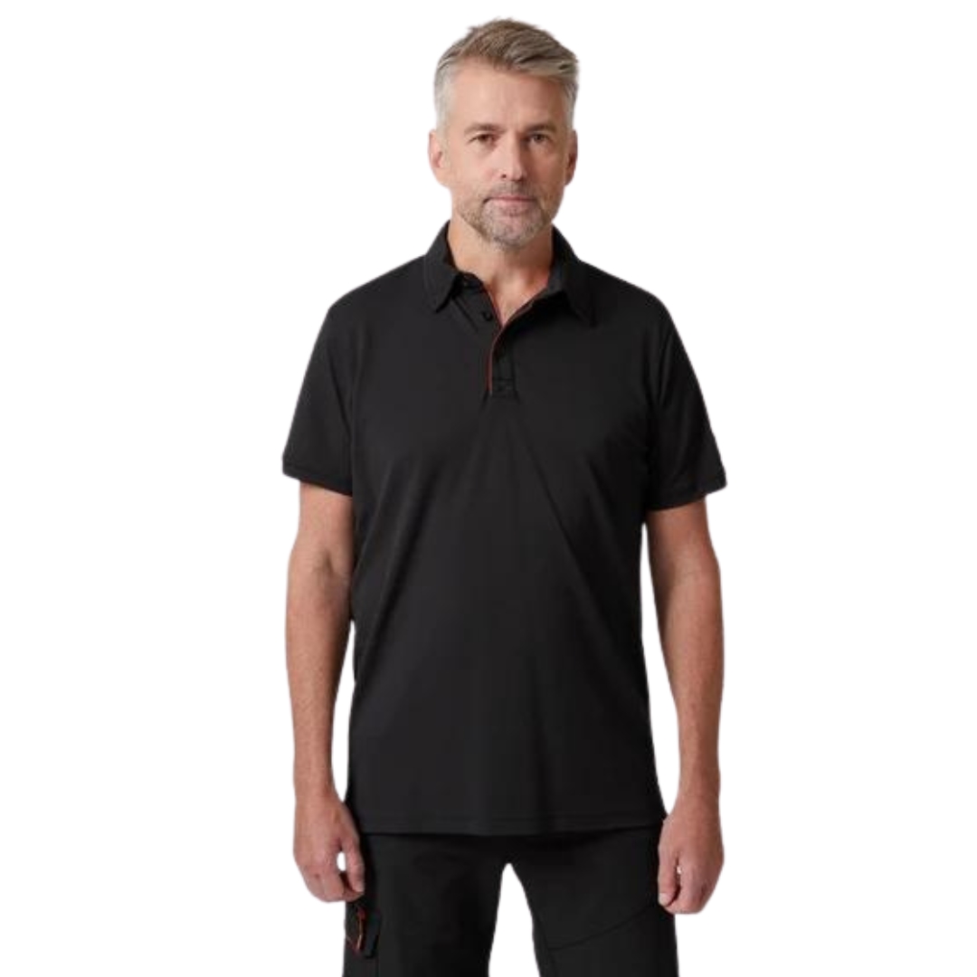 POLO DE TRAVAIL HELLY HANSEN WORKWEAR KESINGTON TECH POUR HOMME couleur black vu du chandail noir à manches courtes porté par un homme vu de la tête aux cuisses de face