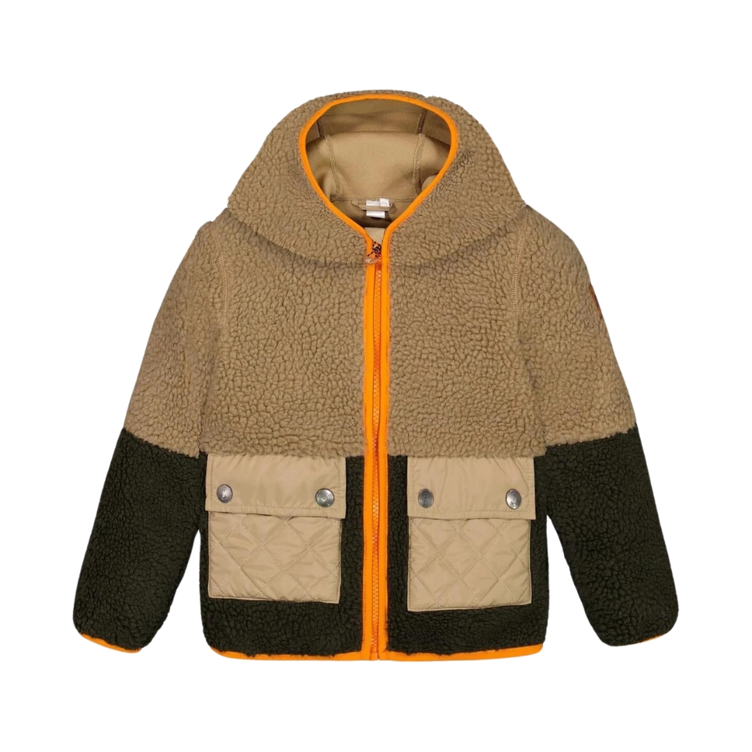 VESTE EN SHERPA DEUX PAR DEUX À CAPUCHON couleur TANNIN vu de la veste brune sable, vert kaki foncé et détails oranges à plat de face