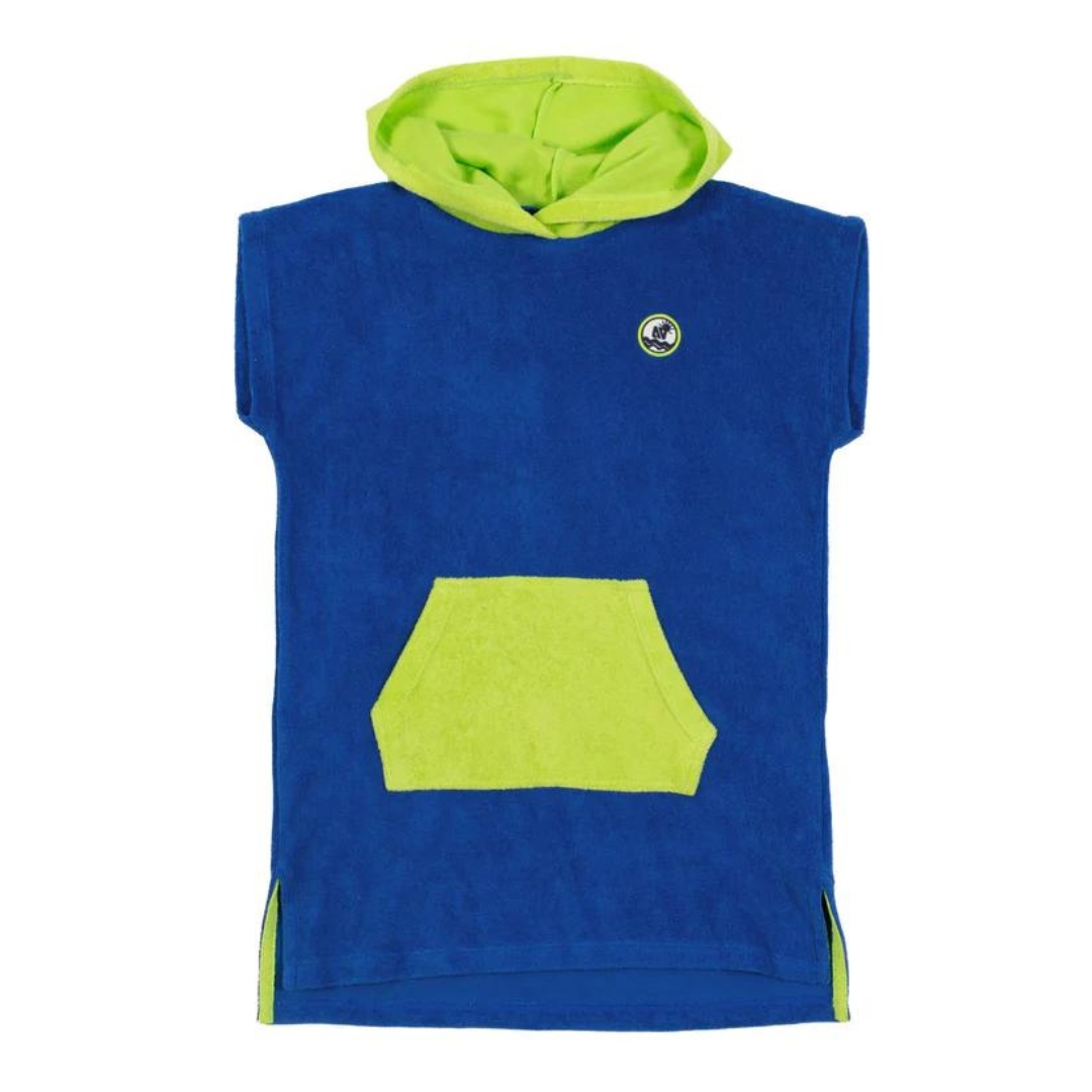 PONCHO DE PLAGE NANÖ À CAPUCHON POUR ENFANT couleur royal vu du poncho bleu royal avec poche et capuchon vert fluo de face