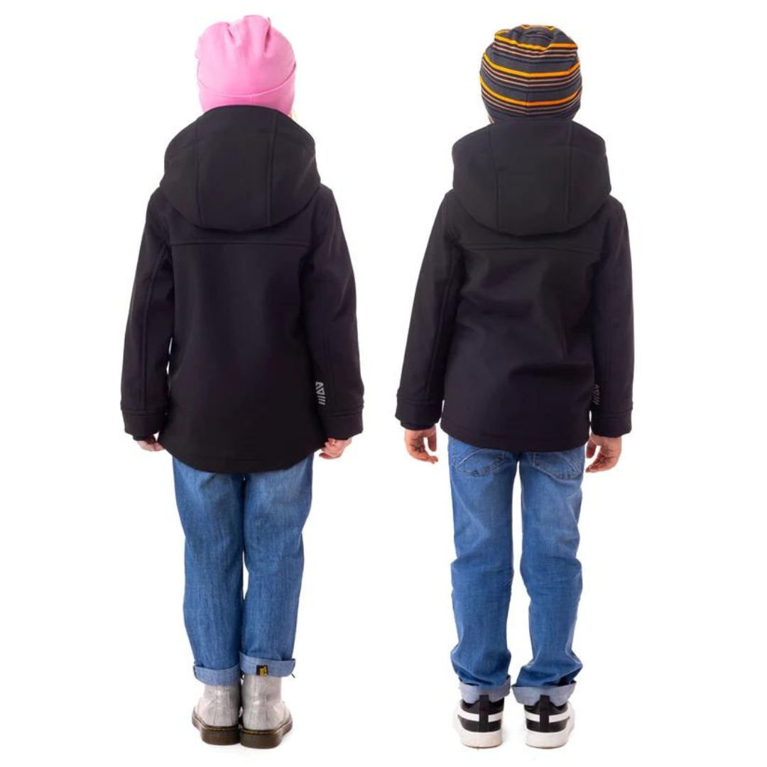 COQUILLE SOUPLE NANÖ IMPERMÉABLE POUR ENFANT couleur noir vu du manteau noir avec capuchon porté par un garçon et une fille vus de dos