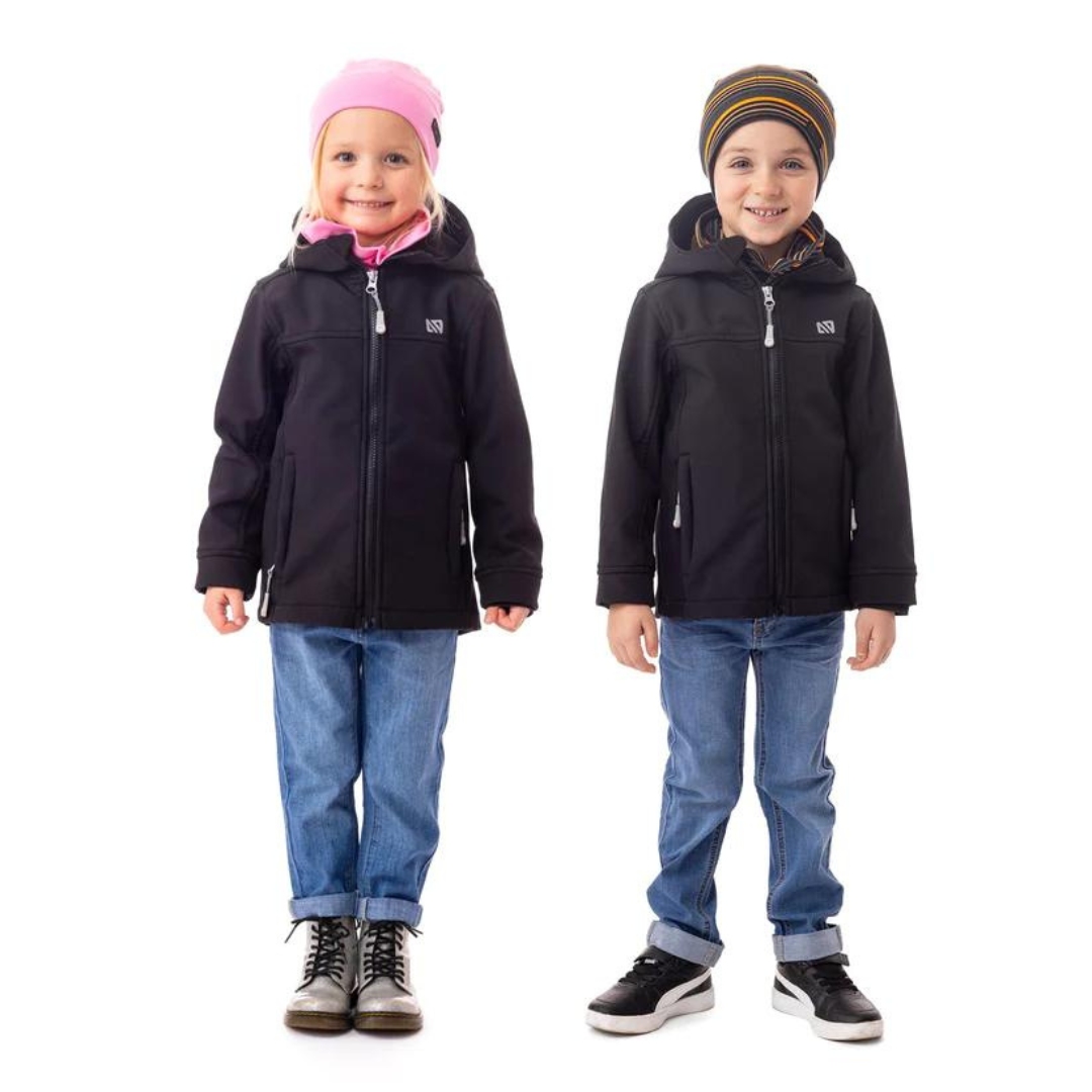 COQUILLE SOUPLE NANÖ IMPERMÉABLE POUR ENFANT couleur noir vu du manteau noir avec capuchon porté par un garçon et une fille vus de face