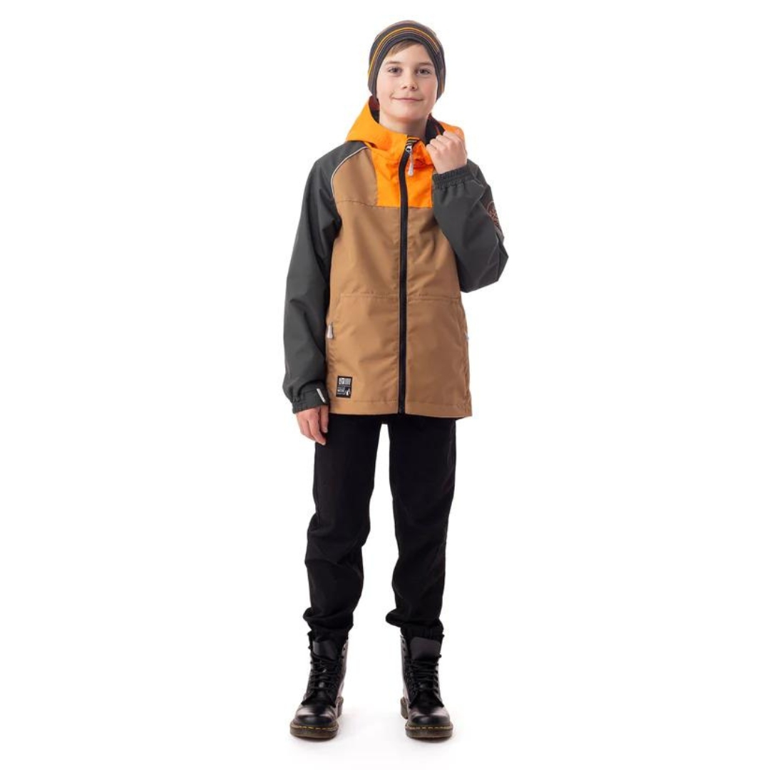 MANTEAU LÉGÈREMENT DOUBLÉ NANÖ NOLAN POUR GARÇON couleur beige vu du manteau beige, noir et orange porté par un garçon vu de la tête aux pieds de face