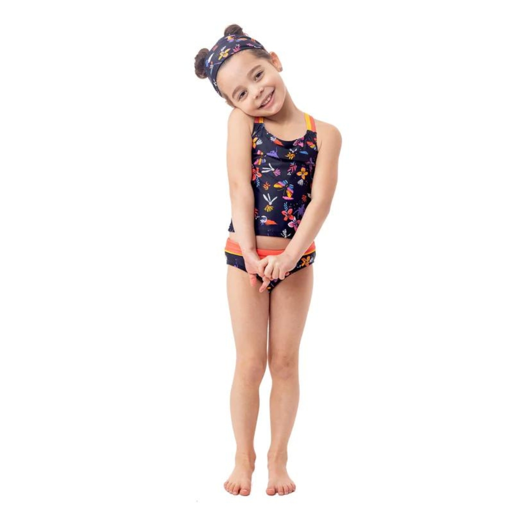 TANKINI DE BAIN UV NANÖ DEUX PIÈCES POUR FILLE couleur marine vu du tankini bleu marin avec imprimés de fleur, papillons et fées dan sles teintes de rose,mauve, orange et rouge porté par une fille vue de la tête aux pieds de face