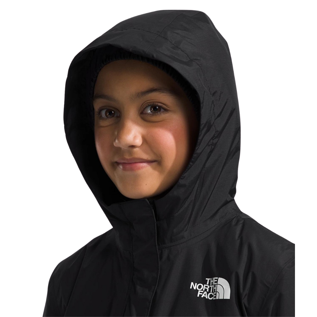 MANTEAU CHAUD THE NORTH FACE ANTORA POUR FILLE couleur tnf black vu du manteau noir porté par une fille vue en gros plan sur le capuchon sur sa tête