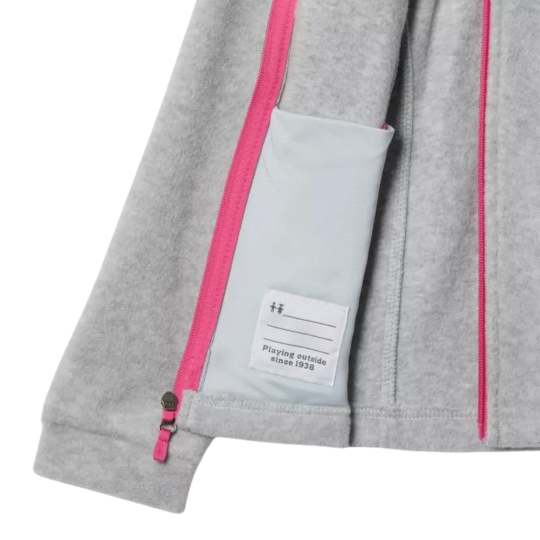 VESTE EN LAINE POLAIRE COLUMBIA BENTON SPRINGS POUR FILLE couleur 032-CIRRUS GREY vue de la veste grise pale avec fermeture éclair rose en gros plan sur l'étiquette d'identification à l'intérieur