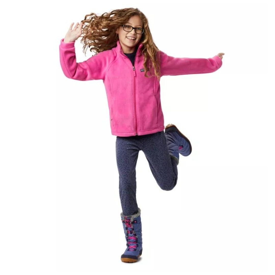 VESTE EN LAINE POLAIRE COLUMBIA BENTON SPRINGS POUR FILLE couleur pink ice vu de la veste rose flash portée par une fille vue de la tête aux pieds de face