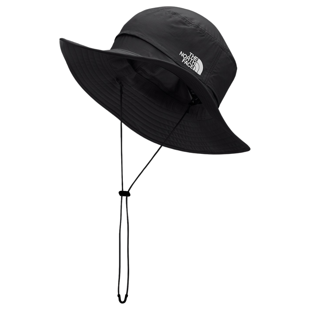 CHAPEAU THE NORTH FACE HORIZON BREEZE BRIMER POUR ADULTE COULEUR jk3-BLACK VU DU CHAPEAU NOIR LETTRÉ BLANC DE PROFIL AVANT GAUCHE