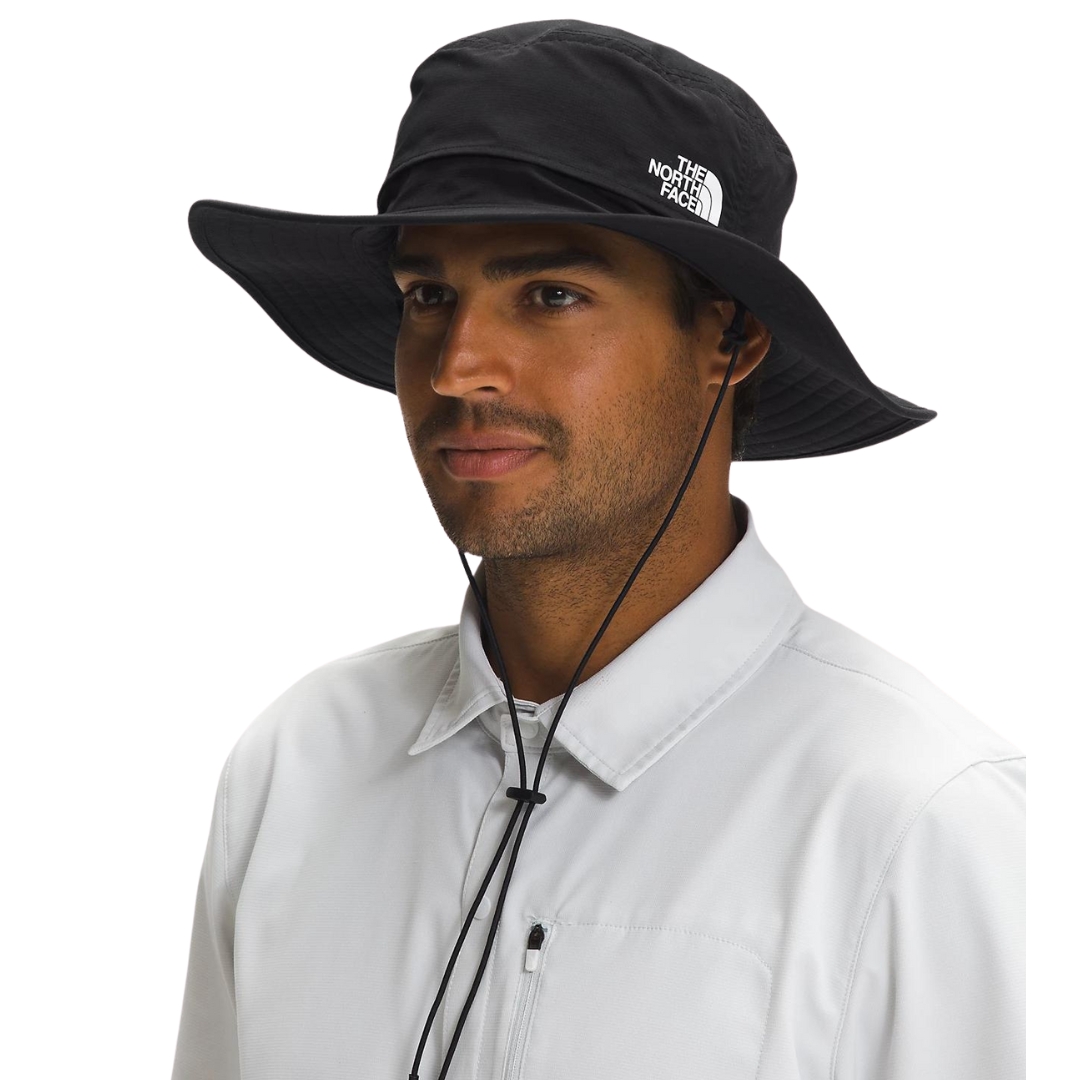 CHAPEAU THE NORTH FACE HORIZON BREEZE BRIMER POUR ADULTE COULEUR jk3-BLACK VU DU CHAPEAU NOIR LETTRÉ BLANC PORTÉ PAR UN HOMME VU DE PROFIL AVANT GAUCHE