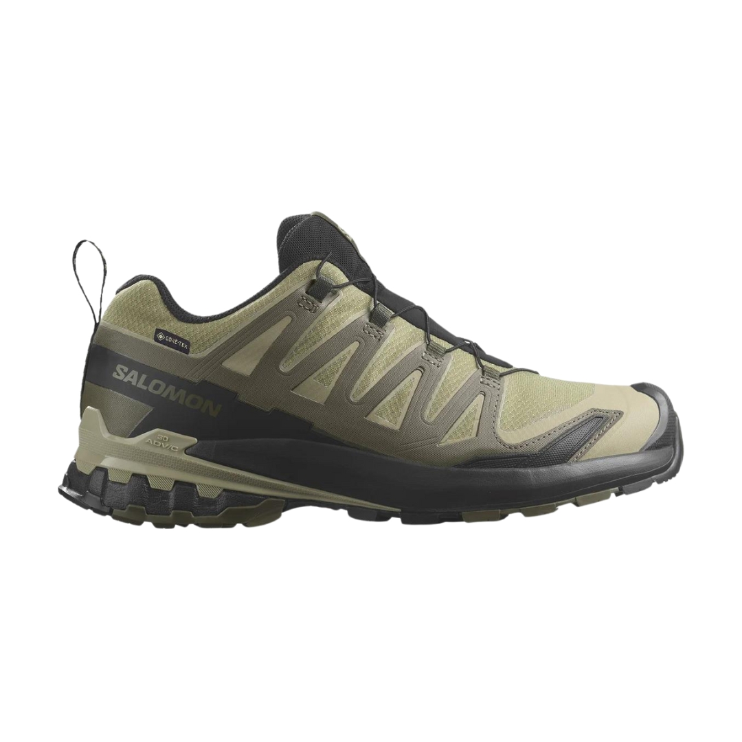 CHAUSSURE DE COURSE SUR SENTIER SALOMON XA PRO 3D V9 GTX POUR HOMME COULEUR DRIED HERB/BLACK/OLIVE NIGHT VUE DE LA CHAUSSURE VERTE OLIVE, KAKI ET NOIRE DE PROFIL DROIT