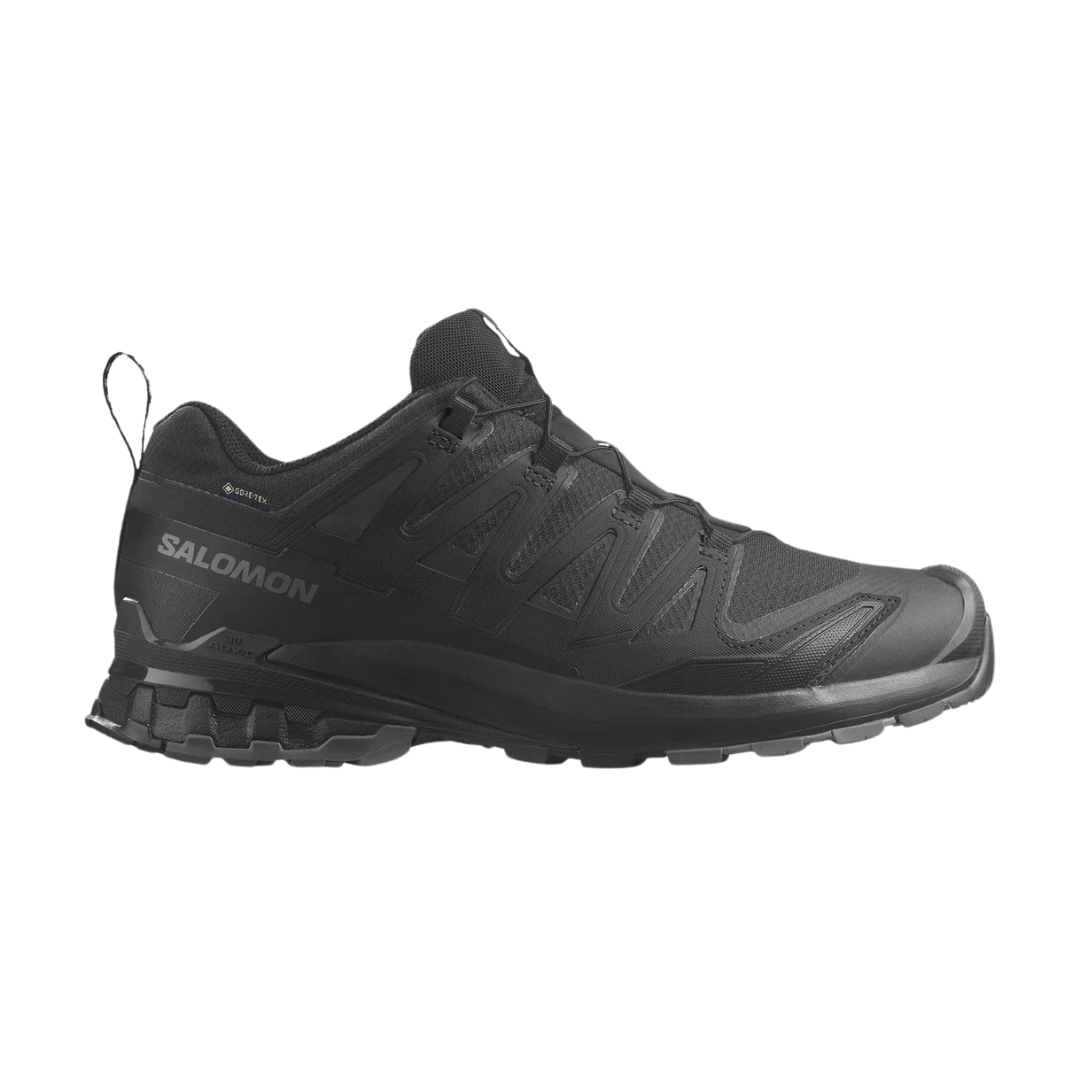 CHAUSSURE DE COURSE SUR SENTIER SALOMON XA PRO 3D V9 WIDE GTX POUR HOMME COULEUR Black / Phantom / Pewter VU DE LA CHAUSSURE NOIRE DE PROFIL DROIT