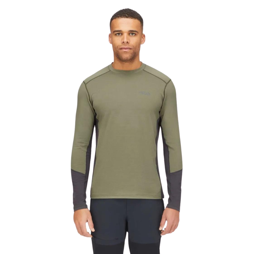 CHANDAIL À MANCHES LONGUES ET COL ROND RAB CONDUIT POUR HOMME couleur light khaki vu du chandail vert khaki pale avec détails verts plus foncé aux manches porté par un homme vu de la tête aux cuisses de face