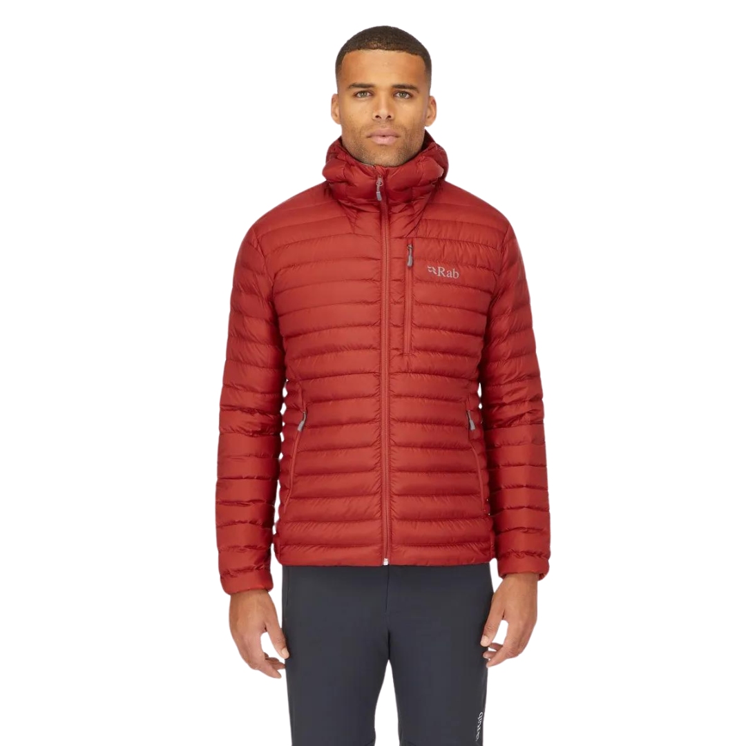 MANTEAU ISOLÉ EN DUVET RAB MICROLIGHT ALPINE POUR HOMME couleur TUSCAN RED vu du manteau rouge porté par un homme vu de la tête aux cuisses de face