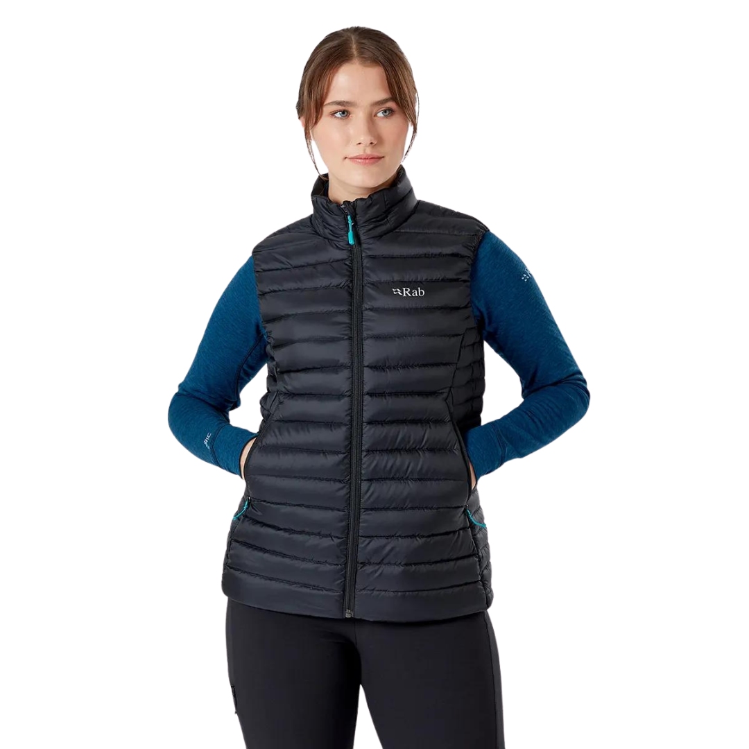 VESTE SANS MANCHES ISOLÉE EN DUVET RAB MICROLIGHT POUR FEMME couleur black vu de la veste matelassée noire portée par une femme vue de la tête aux cuisses de face