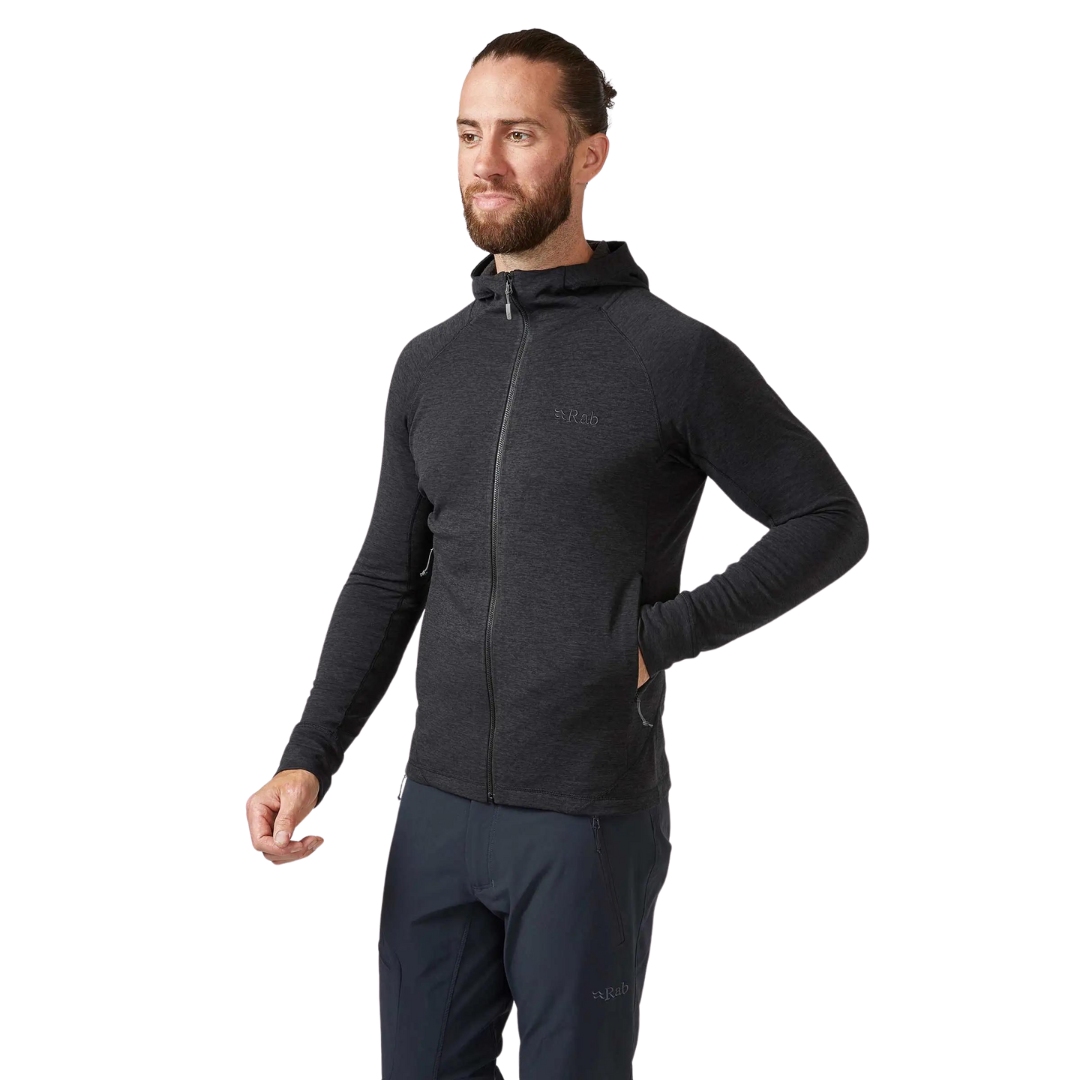 VESTE À CAPUCHON EN LAINE POLAIRE RAB NEXUS POUR HOMME COULEUR BLACK VU DU CHANDAIL noir chiné porté par un homme vu de la tête aux cuisses de profil avant gauche