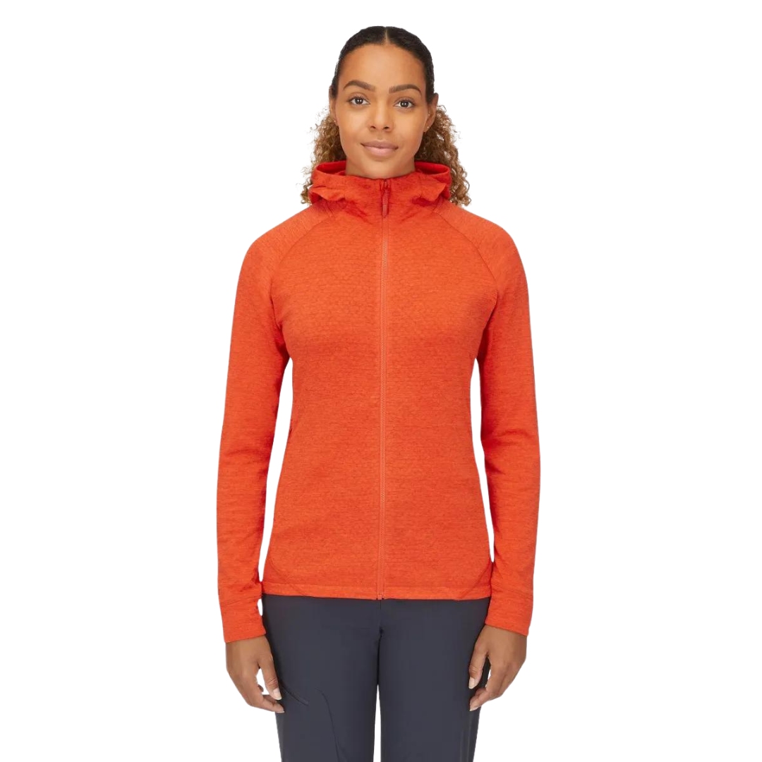 VESTE À CAPUCHON EN LAINE POLAIRE RAB NEXUS POUR FEMME couleur red grapefruit vu du chandail rouge orangé porté par une femme vue de la tête aux cuisses de face