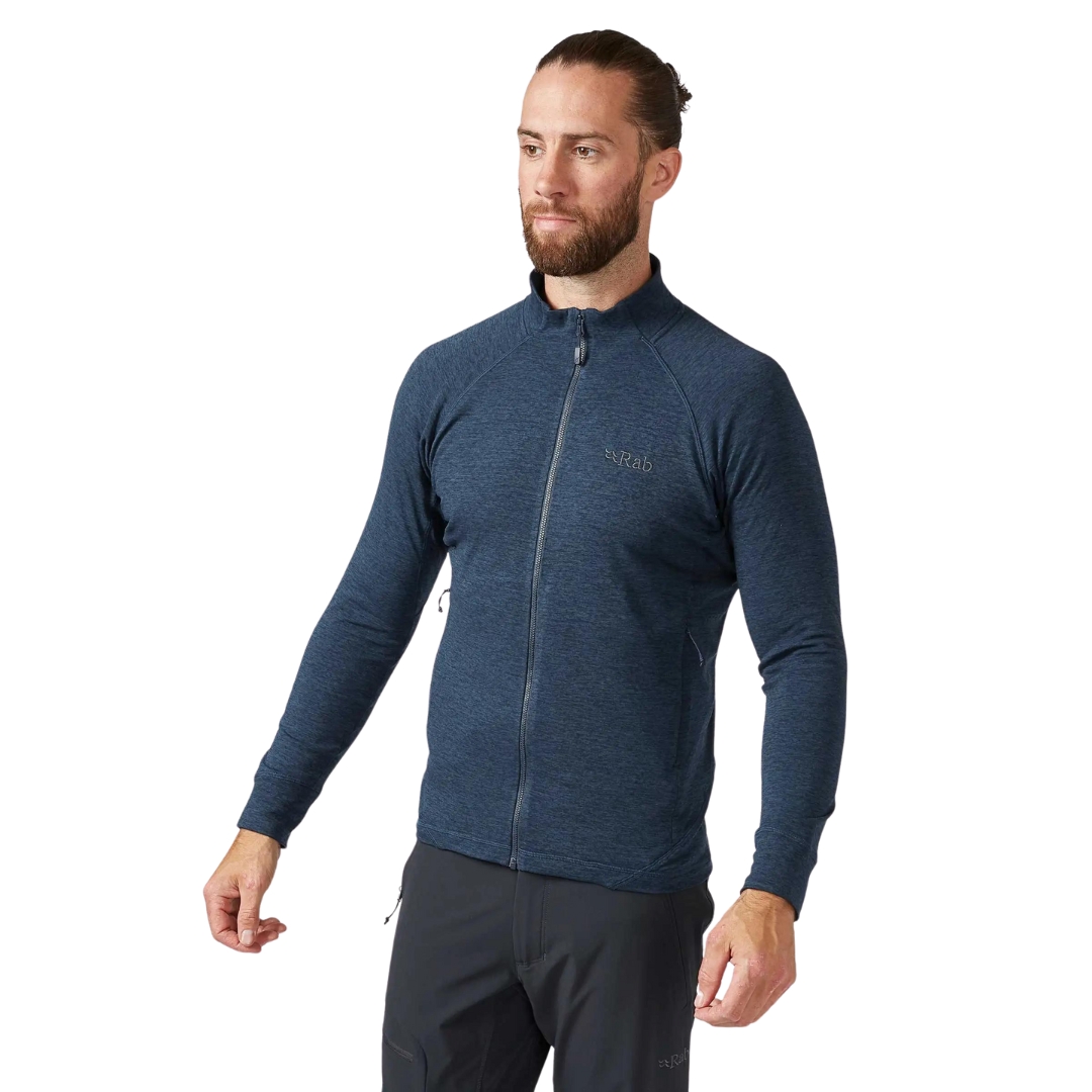 VESTE EN LAINE POLAIRE RAB NEXUS POUR HOMME couleur deep ink vu du chandail bleu foncé porté par un homme vu de la tête aux cuisses de face
