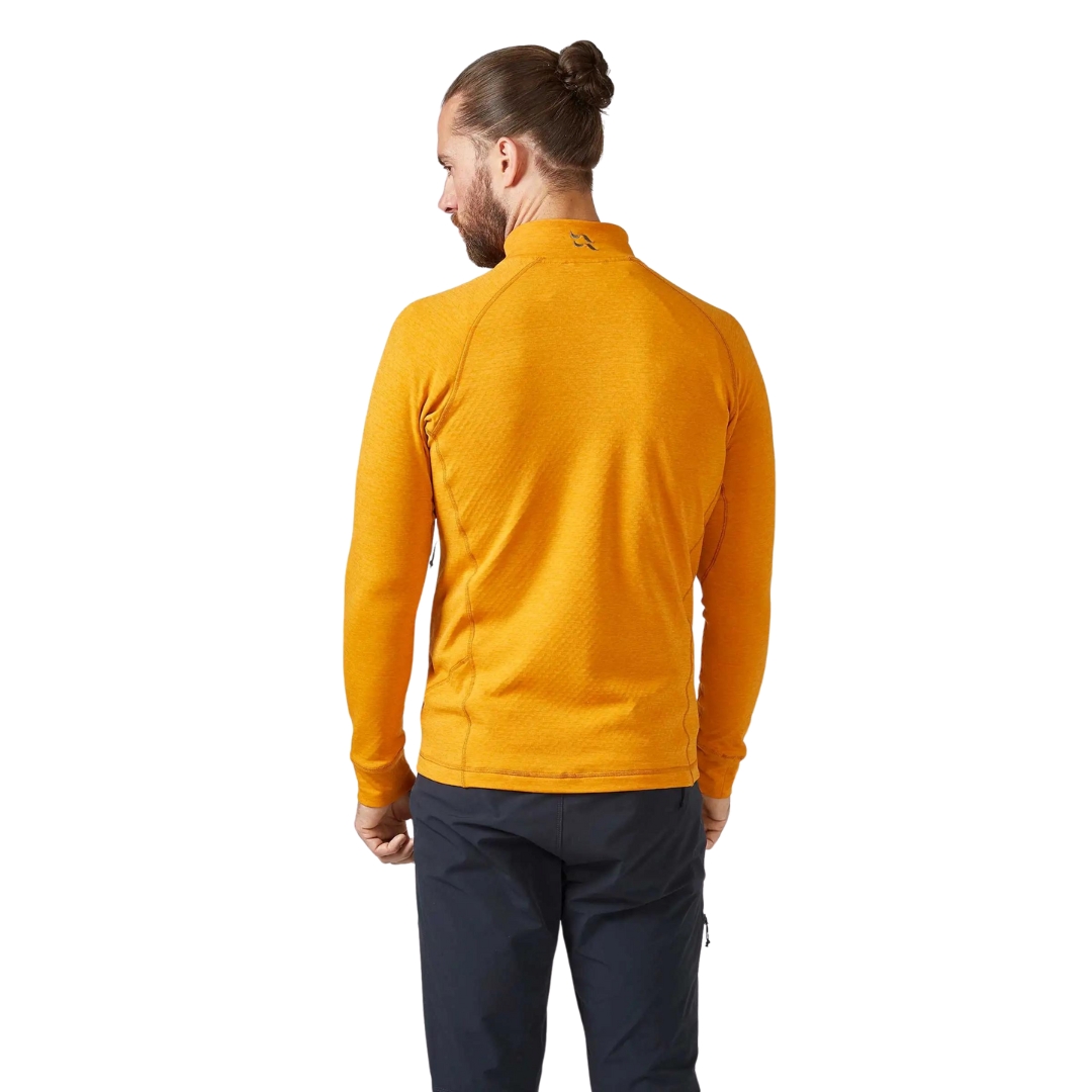 VESTE EN LAINE POLAIRE RAB NEXUS POUR HOMME portée par un homme vu de la tête aux cuisses de dos