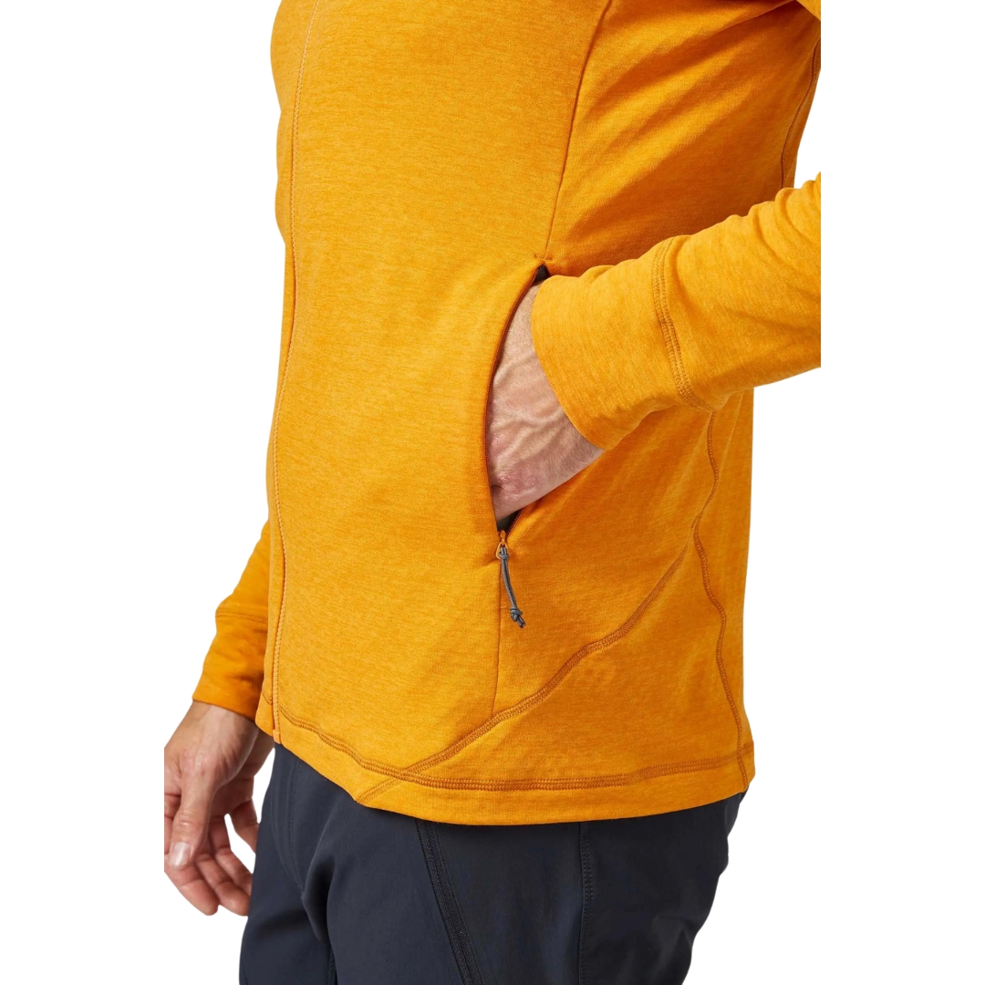 VESTE EN LAINE POLAIRE RAB NEXUS POUR HOMME portée par un homme vu en gros plan sur la main dans la poche latérale