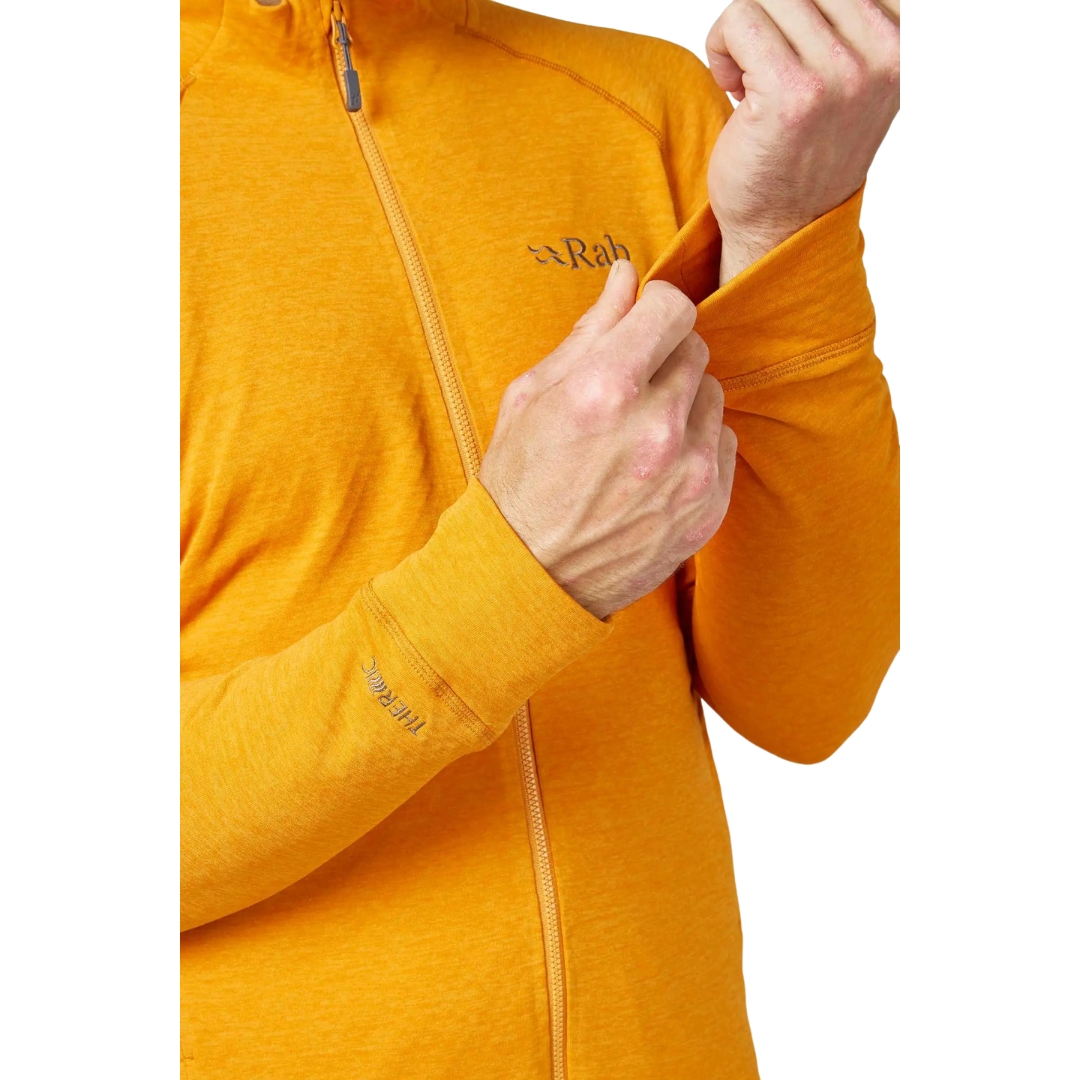 VESTE EN LAINE POLAIRE RAB NEXUS POUR HOMME portée par un homme vu en gros plan sur le poignet double épaisseur