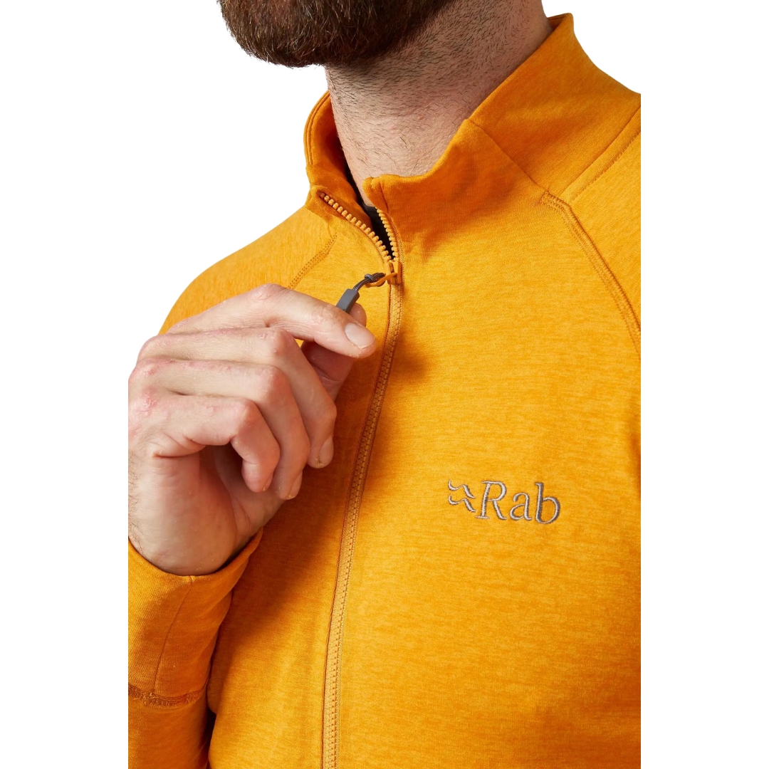 VESTE EN LAINE POLAIRE RAB NEXUS POUR HOMME portée par un homme vu en gros plan sur la fermeture éclair au col