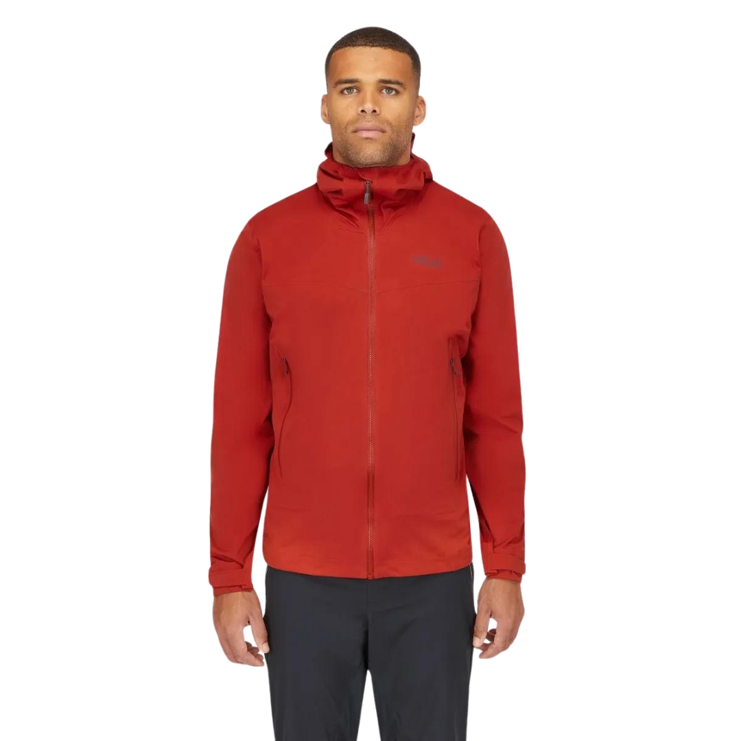 MANTEAU IMPERMÉABLE RAB KINETIC 2.0 POUR HOMME couleur TUSCAN RED vu du manteau rouge brique porté par un homme vu de la tête aux cuisses de face