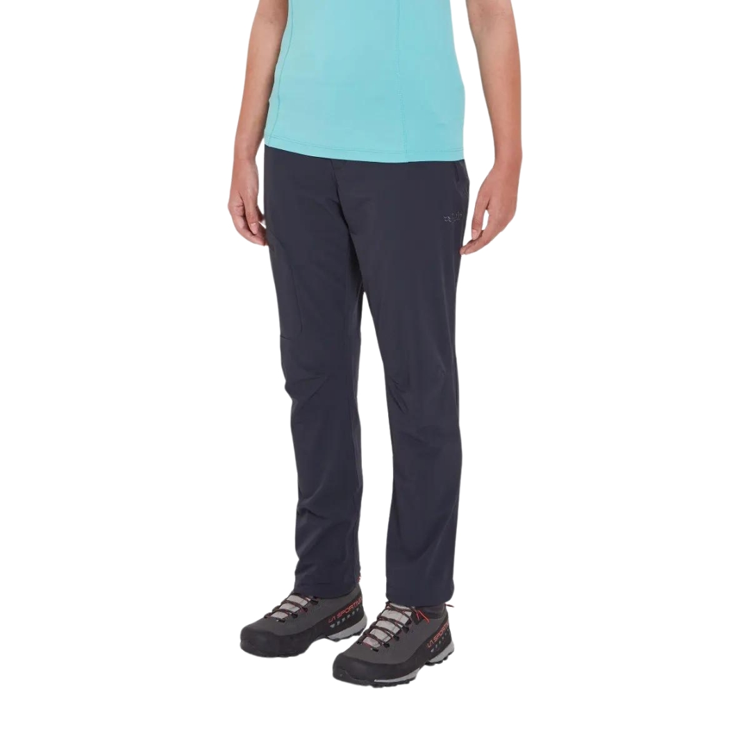 PANTALON DE PLEIN AIR RAB INCLINE POUR femme COULEUR BELUGA VU DU PANTALON GRIS PORTÉ PAR UNE FEMEME VUE DE LA TAILLE AUX PIEDS DE PROFIL AVANT GAUCHE