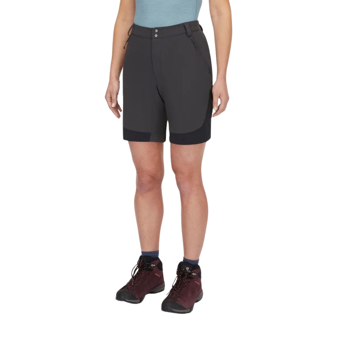 SHORT RAB TORQUE MOUNTAIN POUR FEMME (6") couleur ANTHRACITE/BLACK vu du pantalon court gris foncé et noir porté par une femme vue de la taille aux pieds de profil avant gauche