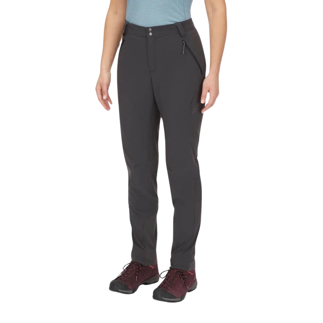 PANTALON DE PLEIN AIR RAB ASCENDOR LIGHT POUR FEMME couleur ANTHRACITE vu du pantalon gris foncé porté par une femme vue de la taille aux pieds de profil avant gauche