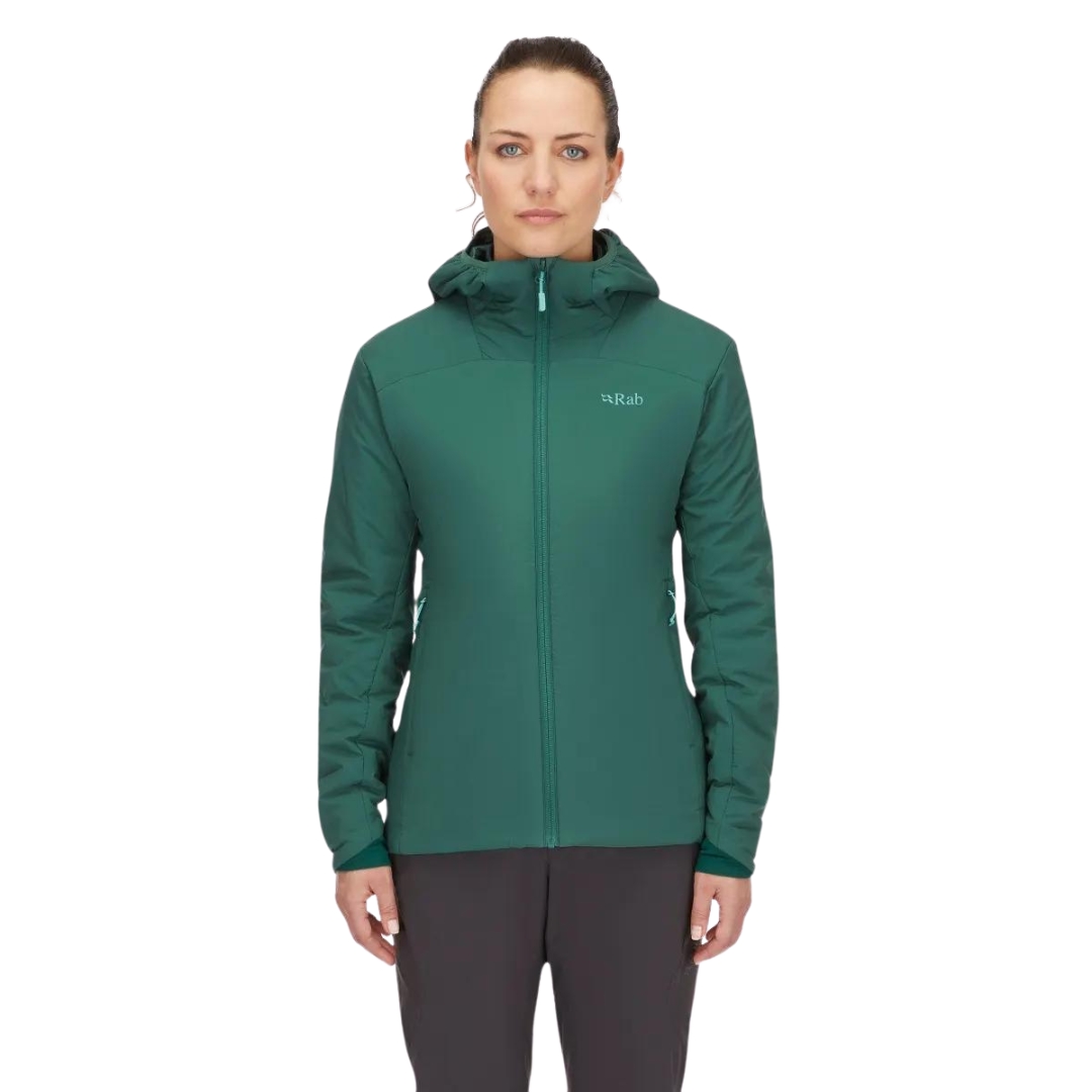 MANTEAU ISOLÉ RAB XENAIR ALPINE LIGHT POUR FEMME couleur GREEN SLATE vu du manteau vert porté par une femme vue de la tête aux cuisses de face