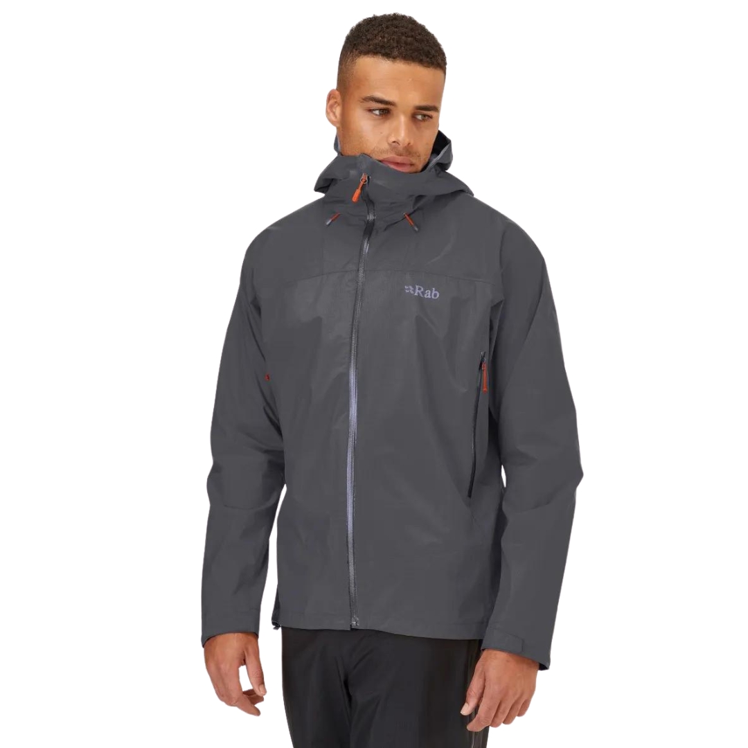 MANTEAU IMPERMÉABLE RAB DOWNPUR PLUS 2.0 POUR HOMME couleur graphene vu du manteau gris foncé porté par un homme vu de la tête aux cuisses de face